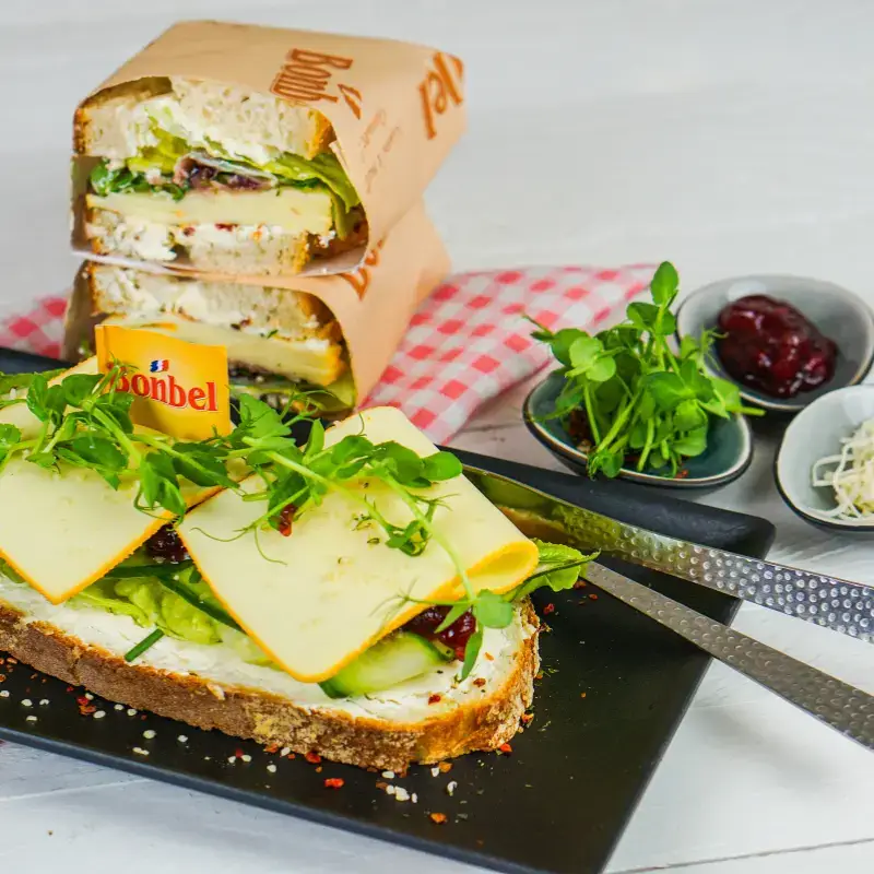 Rund 90 % unseres Bildmaterials stammen aus echten Projekten – keine Stockfotos, keine Bilddatenbank. Wir arbeiten mit renommierten Herstellern und Partnern wie MILRAM, Frischdienst Union, Pier 7, Münchner Suppenküche Foodservice, Lactalis, HILCONA oder The Green Mountain. Jedes Bild erzählt eine echte Geschichte – nicht irgendeine Kampagne.