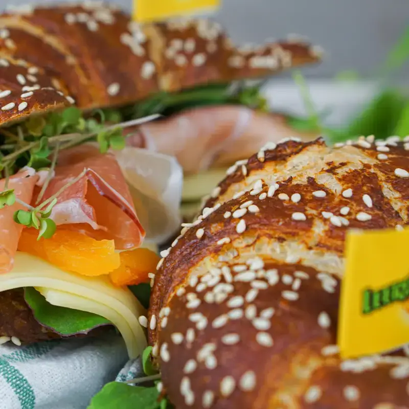 Rund 90 % unseres Bildmaterials stammen aus echten Projekten – keine Stockfotos, keine Bilddatenbank. Wir arbeiten mit renommierten Herstellern und Partnern wie MILRAM, Frischdienst Union, Pier 7, Münchner Suppenküche Foodservice, Lactalis, HILCONA oder The Green Mountain. Jedes Bild erzählt eine echte Geschichte – nicht irgendeine Kampagne.