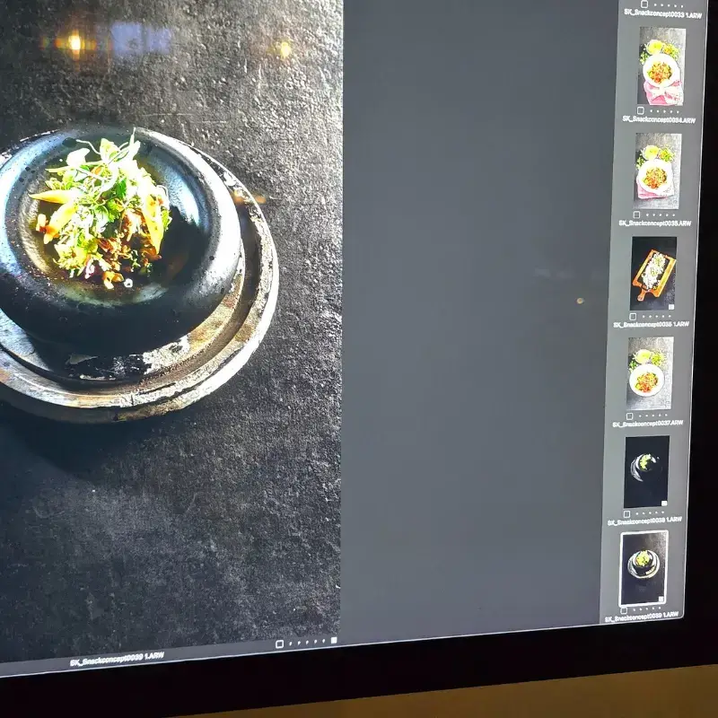 Rund 90 % unseres Bildmaterials stammen aus echten Projekten – keine Stockfotos, keine Bilddatenbank. Wir arbeiten mit renommierten Herstellern und Partnern wie MILRAM, Frischdienst Union, Pier 7, Münchner Suppenküche Foodservice, Lactalis, HILCONA oder The Green Mountain. Jedes Bild erzählt eine echte Geschichte – nicht irgendeine Kampagne.