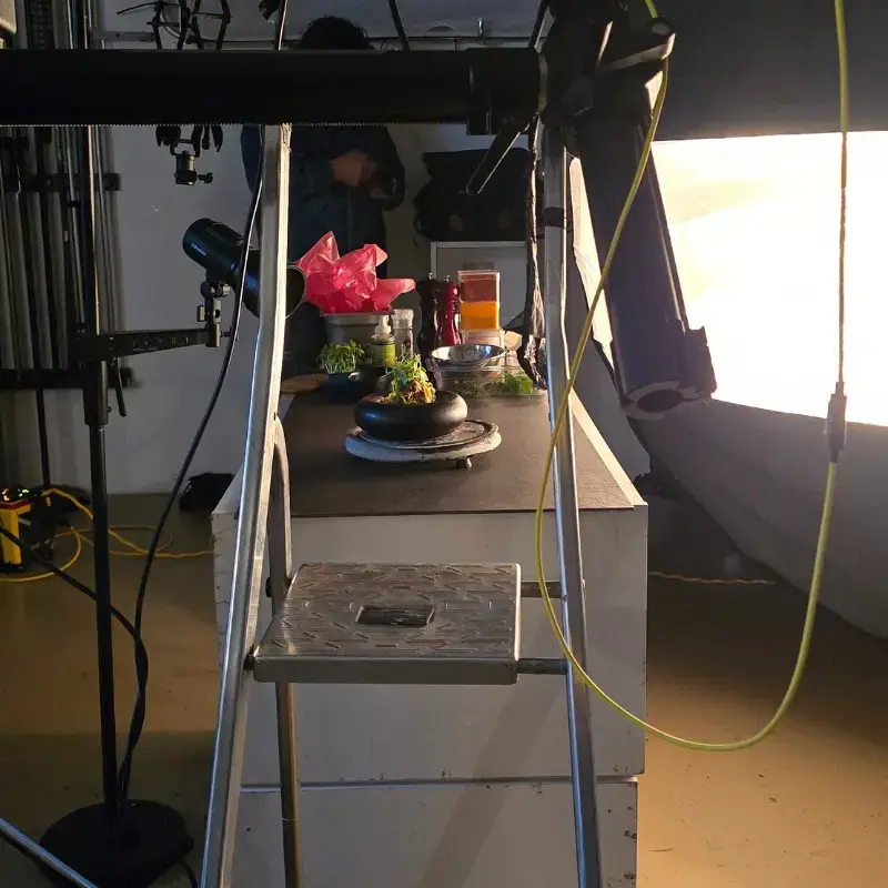 Rund 90 % unseres Bildmaterials stammen aus echten Projekten – keine Stockfotos, keine Bilddatenbank. Wir arbeiten mit renommierten Herstellern und Partnern wie MILRAM, Frischdienst Union, Pier 7, Münchner Suppenküche Foodservice, Lactalis, HILCONA oder The Green Mountain. Jedes Bild erzählt eine echte Geschichte – nicht irgendeine Kampagne.