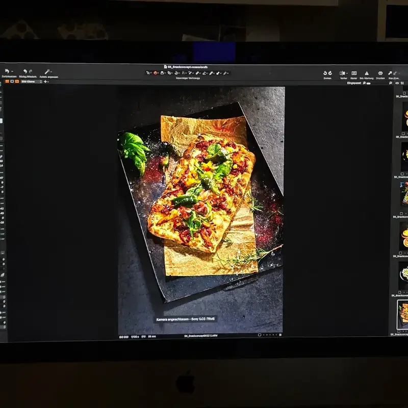Rund 90 % unseres Bildmaterials stammen aus echten Projekten – keine Stockfotos, keine Bilddatenbank. Wir arbeiten mit renommierten Herstellern und Partnern wie MILRAM, Frischdienst Union, Pier 7, Münchner Suppenküche Foodservice, Lactalis, HILCONA oder The Green Mountain. Jedes Bild erzählt eine echte Geschichte – nicht irgendeine Kampagne.