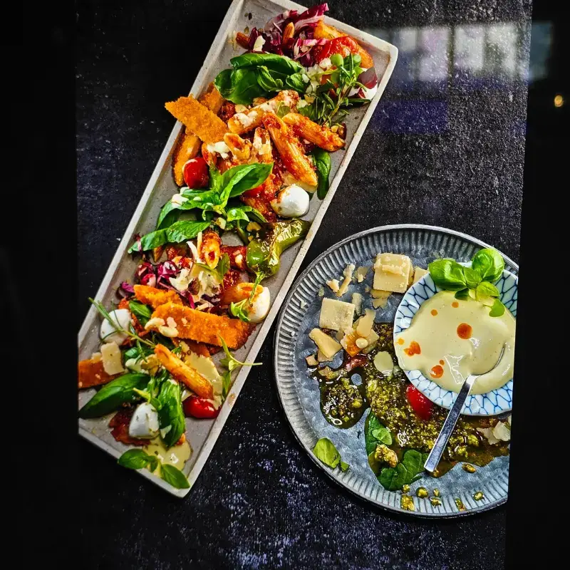 Rund 90 % unseres Bildmaterials stammen aus echten Projekten – keine Stockfotos, keine Bilddatenbank. Wir arbeiten mit renommierten Herstellern und Partnern wie MILRAM, Frischdienst Union, Pier 7, Münchner Suppenküche Foodservice, Lactalis, HILCONA oder The Green Mountain. Jedes Bild erzählt eine echte Geschichte – nicht irgendeine Kampagne.