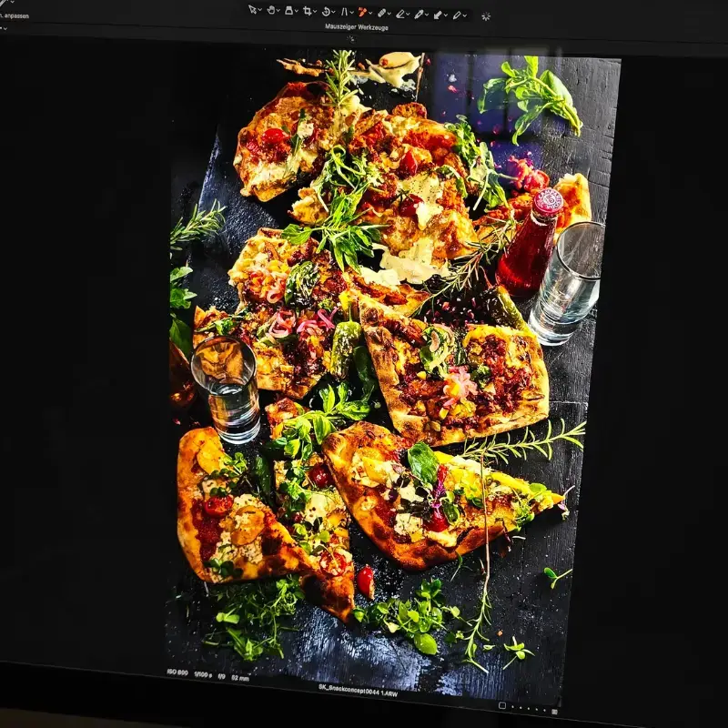 Rund 90 % unseres Bildmaterials stammen aus echten Projekten – keine Stockfotos, keine Bilddatenbank. Wir arbeiten mit renommierten Herstellern und Partnern wie MILRAM, Frischdienst Union, Pier 7, Münchner Suppenküche Foodservice, Lactalis, HILCONA oder The Green Mountain. Jedes Bild erzählt eine echte Geschichte – nicht irgendeine Kampagne.